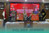 Pihak kepolisian Polres Jember, saat menunjukkan barang bukti kasus narkoba di Aula Rupatama (Foto: Sigit/Frensia). 