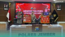 Pihak kepolisian Polres Jember, saat menunjukkan barang bukti kasus narkoba di Aula Rupatama (Foto: Sigit/Frensia). 