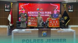 Pihak kepolisian Polres Jember, saat menunjukkan barang bukti kasus narkoba di Aula Rupatama (Foto: Sigit/Frensia). 