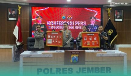 Pihak kepolisian Polres Jember, saat menunjukkan barang bukti di Aula Rupatama (Foto: Sigit/Frensia).