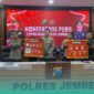 Pihak kepolisian Polres Jember, saat menunjukkan barang bukti kasus narkoba di Aula Rupatama (Foto: Sigit/Frensia). 