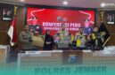 Pihak Kepolisian Polres Jember, saat menunjukkan barang bukti di Aula Rupatama (Foto: Sigit/Frensia). 