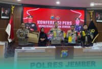 Pihak Kepolisian Polres Jember, saat menunjukkan barang bukti di Aula Rupatama (Foto: Sigit/Frensia). 