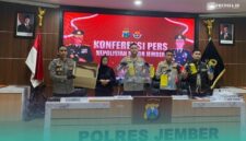 Pihak Kepolisian Polres Jember, saat menunjukkan barang bukti di Aula Rupatama (Foto: Sigit/Frensia). 