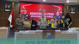 Pihak Kepolisian Polres Jember, saat menunjukkan barang bukti di Aula Rupatama (Foto: Sigit/Frensia). 
