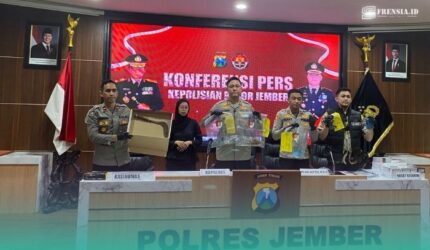 Pihak Kepolisian Polres Jember, saat menunjukkan barang bukti di Aula Rupatama (Foto: Sigit/Frensia).