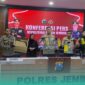 Pihak Kepolisian Polres Jember, saat menunjukkan barang bukti di Aula Rupatama (Foto: Sigit/Frensia). 
