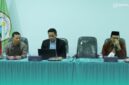 Ketua Tim Sekretariat UIN KHAS Jember (kiri) saat bersama pimpinan rektorat dan narasumber acara (Foto: Istimewa). 