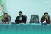 Ketua Tim Sekretariat UIN KHAS Jember (kiri) saat bersama pimpinan rektorat dan narasumber acara (Foto: Istimewa). 