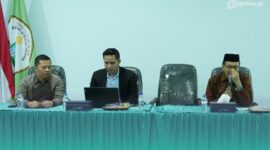 Ketua Tim Sekretariat UIN KHAS Jember (kiri) saat bersama pimpinan rektorat dan narasumber acara (Foto: Istimewa). 