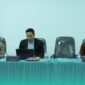 Ketua Tim Sekretariat UIN KHAS Jember (kiri) saat bersama pimpinan rektorat dan narasumber acara (Foto: Istimewa). 