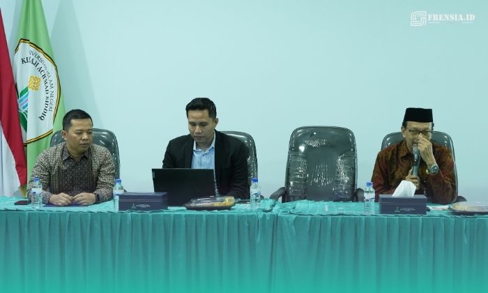 Ketua Tim Sekretariat UIN KHAS Jember (kiri) saat bersama pimpinan rektorat dan narasumber acara (Foto: Istimewa). 