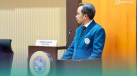 Gus Bupati Jember, Muhammad Fawait, saat mempresentasikan hasil riset disertasinya di kampus UNAIR, Surabaya (Foto: Istimewa). 
