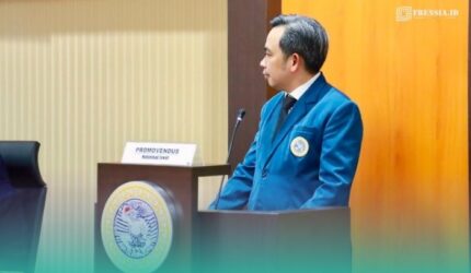 Gus Bupati Jember, Muhammad Fawait, saat mempresentasikan hasil riset disertasinya di kampus UNAIR Surabaya (Foto: Istimewa).