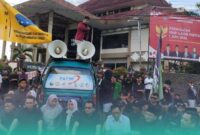 Massa aksi demo saat ditemui oleh anggota DPRD Kabupaten Jember (Foto: Fadli/Frensia). 