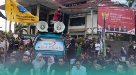 Massa aksi demo saat ditemui oleh anggota DPRD Kabupaten Jember (Foto: Fadli/Frensia). 