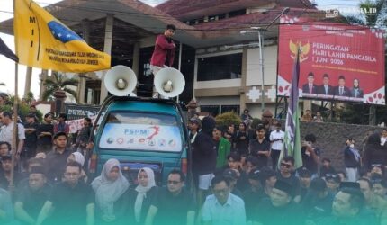 Massa aksi demo saat ditemui oleh anggota DPRD Kabupaten Jember (Foto: Fadli/Frensia).