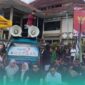 Massa aksi demo saat ditemui oleh anggota DPRD Kabupaten Jember (Foto: Fadli/Frensia). 