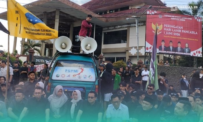 Massa aksi demo saat ditemui oleh anggota DPRD Kabupaten Jember (Foto: Fadli/Frensia). 