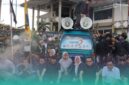 Anggota DPRD Jember saat menemui massa demo di depan Gedung DPRD (Foto: Fadli/Frensia). 