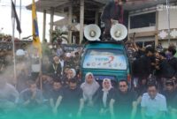 Anggota DPRD Jember saat menemui massa demo di depan Gedung DPRD (Foto: Fadli/Frensia). 