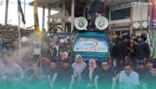 Anggota DPRD Jember saat menemui massa demo di depan Gedung DPRD (Foto: Fadli/Frensia). 
