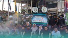 Anggota DPRD Jember saat menemui massa demo di depan Gedung DPRD (Foto: Fadli/Frensia). 