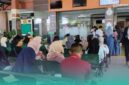Suasana para klien dari penggugat dan tergugat yang sedang antre menunggu panggilan sidang di Pengadilan Agama Jember (Foto: Fadli/Frensia). 