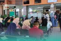 Suasana para klien dari penggugat dan tergugat yang sedang antre menunggu panggilan sidang di Pengadilan Agama Jember (Foto: Fadli/Frensia). 