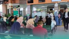 Suasana para klien dari penggugat dan tergugat yang sedang antre menunggu panggilan sidang di Pengadilan Agama Jember (Foto: Fadli/Frensia). 