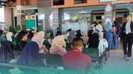 Suasana para klien dari penggugat dan tergugat yang sedang antre menunggu panggilan sidang di Pengadilan Agama Jember (Foto: Fadli/Frensia). 