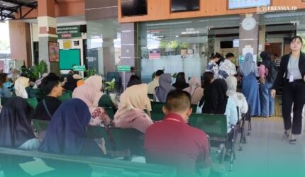 Suasana para klien dari penggugat dan tergugat yang sedang antre menunggu panggilan sidang di Pengadilan Agama Jember (Foto: Fadli/Frensia).