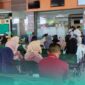 Suasana para klien dari penggugat dan tergugat yang sedang antre menunggu panggilan sidang di Pengadilan Agama Jember (Foto: Fadli/Frensia). 