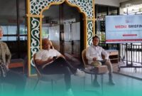 Ketua PWI Jember, Sugeng Prayitno (tengah), bersama Kepala Otoritas Jasa Keuangan (OJK) Jember, Aris Budiman (Kanan) (Foto: Fadli/Frensia). 