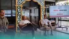 Ketua PWI Jember, Sugeng Prayitno (tengah), bersama Kepala Otoritas Jasa Keuangan (OJK) Jember, Aris Budiman (Kanan) (Foto: Fadli/Frensia).