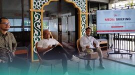 Ketua PWI Jember, Sugeng Prayitno (tengah), bersama Kepala Otoritas Jasa Keuangan (OJK) Jember, Aris Budiman (Kanan) (Foto: Fadli/Frensia). 