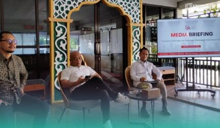 Ketua PWI Jember, Sugeng Prayitno (tengah), bersama Kepala Otoritas Jasa Keuangan (OJK) Jember, Aris Budiman (Kanan) (Foto: Fadli/Frensia).