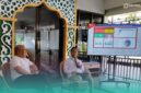 Ketua PWI Jember, Sugeng Prayitno (kiri), bersama Kepala Otoritas Jasa Keuangan (OJK) Jember, Aris Budiman (kanan) (Foto: Fadli/Frensia).

