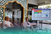 Ketua PWI Jember, Sugeng Prayitno (kiri), bersama Kepala Otoritas Jasa Keuangan (OJK) Jember, Aris Budiman (kanan) (Foto: Fadli/Frensia).

