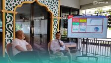 Ketua PWI Jember, Sugeng Prayitno (kiri), bersama Kepala Otoritas Jasa Keuangan (OJK) Jember, Aris Budiman (kanan) (Foto: Fadli/Frensia).