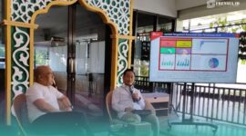 Ketua PWI Jember, Sugeng Prayitno (kiri), bersama Kepala Otoritas Jasa Keuangan (OJK) Jember, Aris Budiman (kanan) (Foto: Fadli/Frensia).

