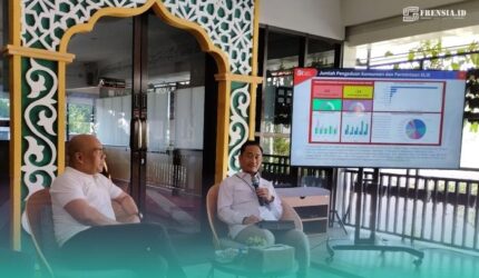 Ketua PWI Jember, Sugeng Prayitno (kiri), bersama Kepala Otoritas Jasa Keuangan (OJK) Jember, Aris Budiman (kanan) (Foto: Fadli/Frensia).
