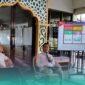 Ketua PWI Jember, Sugeng Prayitno (kiri), bersama Kepala Otoritas Jasa Keuangan (OJK) Jember, Aris Budiman (kanan) (Foto: Fadli/Frensia).

