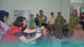 Petugas rumah sakit saat melakukan operasi pada pasien katarak (Foto: Istimewa). 