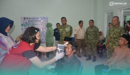 Petugas rumah sakit saat melakukan operasi pada pasien katarak (Foto: Istimewa).