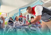 Pihak pegawai Pertamina saat memberikan santunan kepada anak yang berkebutuhan khusus di Yayasan Pembinaan Anak Cacat (YPAC) Surabaya, Jawa Timur (Foto: Istimewa).