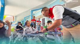 Pihak pegawai Pertamina saat memberikan santunan kepada anak yang berkebutuhan khusus di Yayasan Pembinaan Anak Cacat (YPAC) Surabaya, Jawa Timur (Foto: Istimewa). 