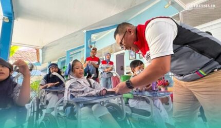 Pihak pegawai Pertamina saat memberikan santunan kepada anak yang berkebutuhan khusus di Surabaya (Foto: Istimewa).