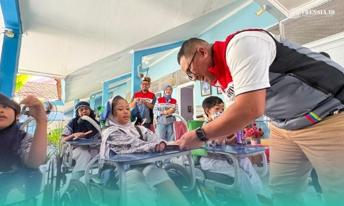 Pihak pegawai Pertamina saat memberikan santunan kepada anak yang berkebutuhan khusus di Yayasan Pembinaan Anak Cacat (YPAC) Surabaya, Jawa Timur (Foto: Istimewa). 