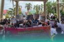 Massa aksi saat membentangkan poster dukungan pada Program MBG di depan Gedung DPRD Jember (Foto: Sigit/Frensia). 